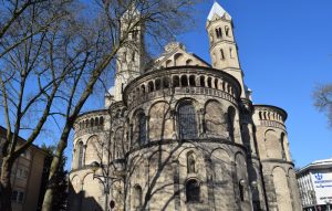 Romanische Kirche St. Aposteln mit typischem Kleeblattchor am Kölner Neumarkt.