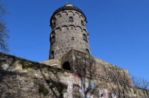 Die Bottmühle in der Kölner Südstadt. Warum dieser ehemalige Mühlenturm auf der mittelalterlichen Stadtmauer ehalten blieb, erfahren Sie auf einer Südstadttour mit Erlebnistouren Köln & Region - Tour-Agentur.