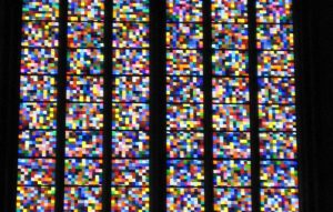 Etwa 11.000 bunte "Pixel" bilden einen Farbrausch im Gerhard-Richter-Fenster im Kölner Dom.