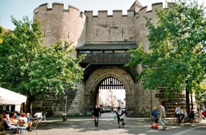 Nach dem mittelalterlichen Eigelsteintor ist das Stadtviertel nördlich des Kölner Doms benannt.