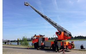 Brandschutz-Tour: Übung der Kölner Berufsfeuerwehr am Rheinufer.