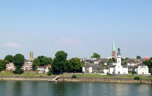 Stadtführung Mülheim: Köln-Mülheim am Rhein gelegen, auf der rechten Rheinseite. Zum altern Ortskern gehört die Kirche am Rheinufer St. Clemens.