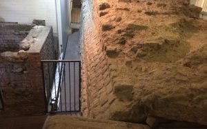 Unterirdisches Köln: Fundament der römischen Stadtmauer.