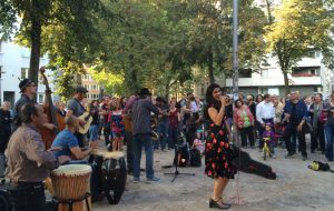 Stadtführung Südstadt: Typische Sonntagsstimmung auf dem Eierplätzchen in der Kölner Südstadt. Hier spielt die Eierplätzchen-Band.