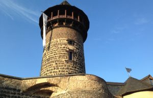 Stadtführung Köln: Die Ullrichpforte war ein ehemaliger Wachturm in der mittelalterlichen Stadtmauer. Heute Sitz der "Roten-Funken", den ältesten Kölner Karnevalscorps.