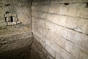 Ubiermonument in Köln. Ältestes erhaltene Steinmonument nördlich der Alpen. Was wollten die Römer hier bauen? Das erfahren Sie auf unser Unterwelttour mit Erlebnistouren Köln & Region - Tour-Agentur.