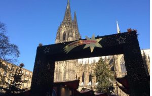 Weihachtstour in Köln: Wegen des Sterns zu Bethlehem auf dem Dachreiter des Kölner Doms, der von dort seine Botschaft vrkündet, hat der Weihnachtsmarkt auf dem Roncalli-Platz am Dom seinen Namen "Sternen-Weihnachtsmarkt".