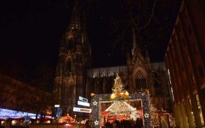 Weihachtstour in Köln: Viele Lichter und Sterne auf dem "Sternen-Weihnachtsmarkt" auf dem Roncalli-Platz am Kölner Dom.